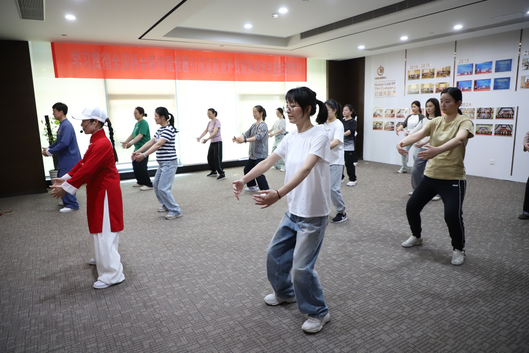 控股公司開(kāi)設(shè)八段錦班  弘揚(yáng)傳統(tǒng)健身文化 助力員工健康生活